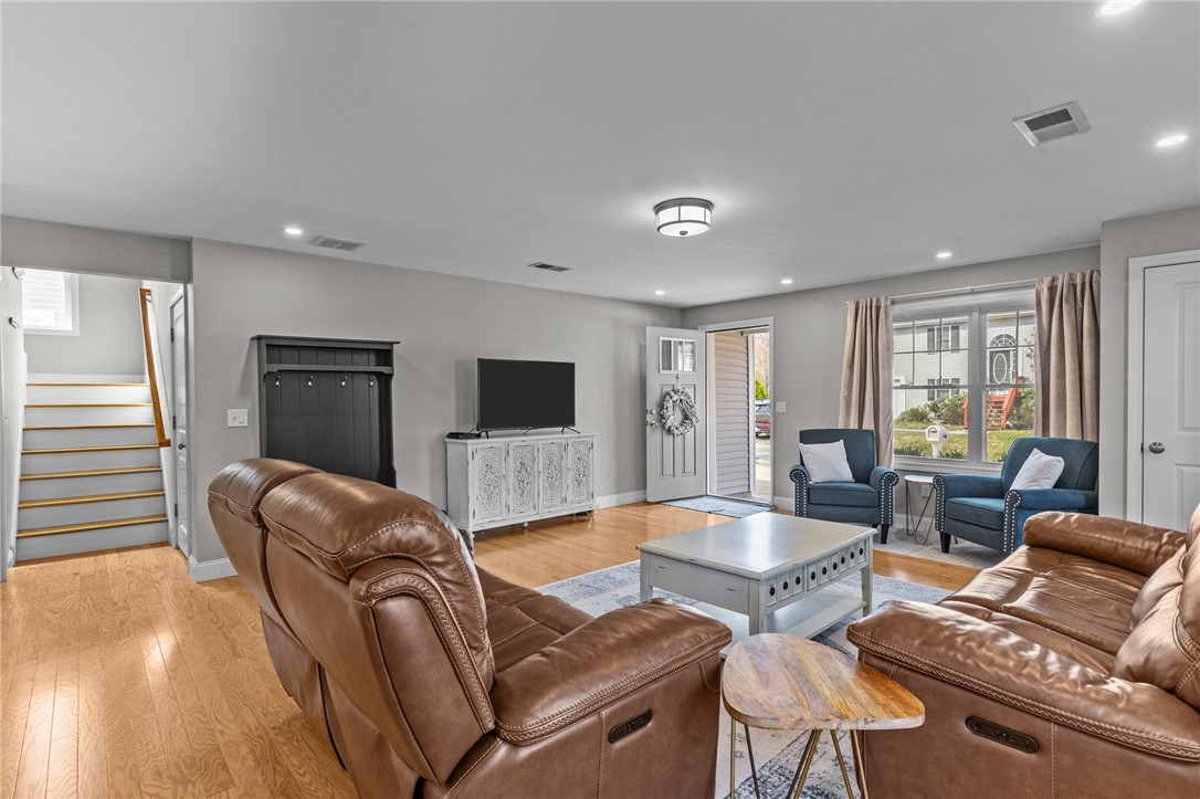 Warwick, Rhode Island 02889, United States, 3 Bedrooms Bedrooms, ,3 BathroomsBathrooms,Residential,Active,100040