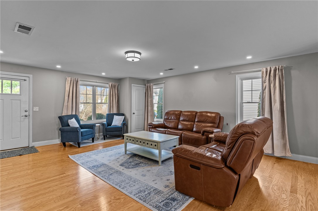 Warwick, Rhode Island 02889, United States, 3 Bedrooms Bedrooms, ,3 BathroomsBathrooms,Residential,Active,100040