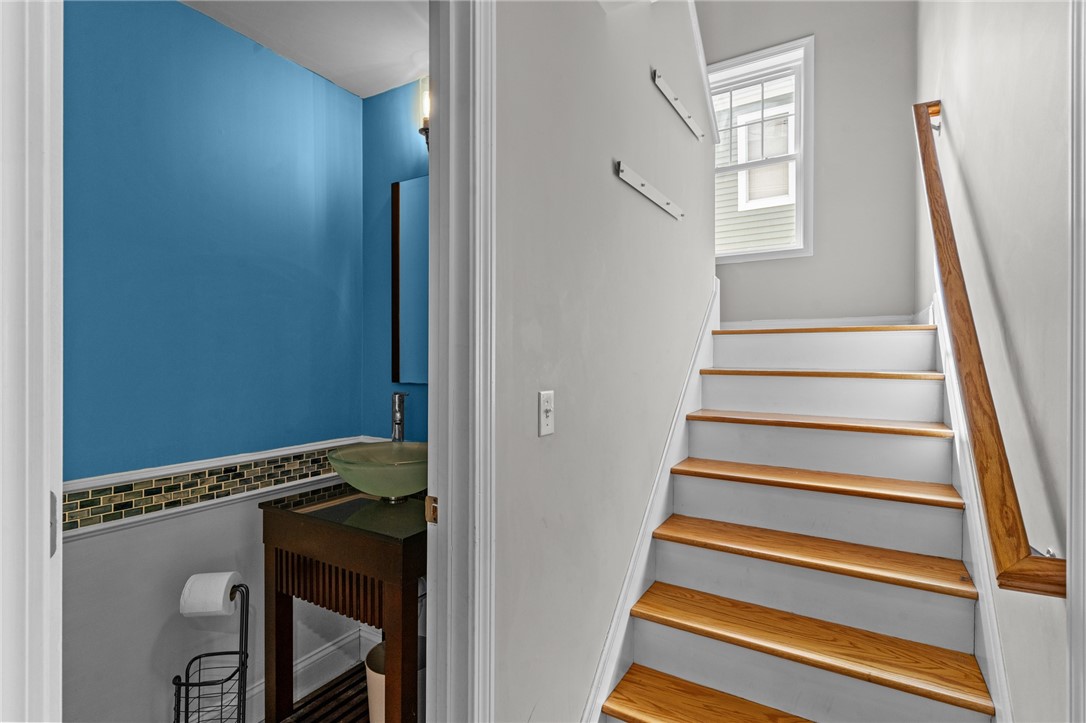 Warwick, Rhode Island 02889, United States, 3 Bedrooms Bedrooms, ,3 BathroomsBathrooms,Residential,Active,100040