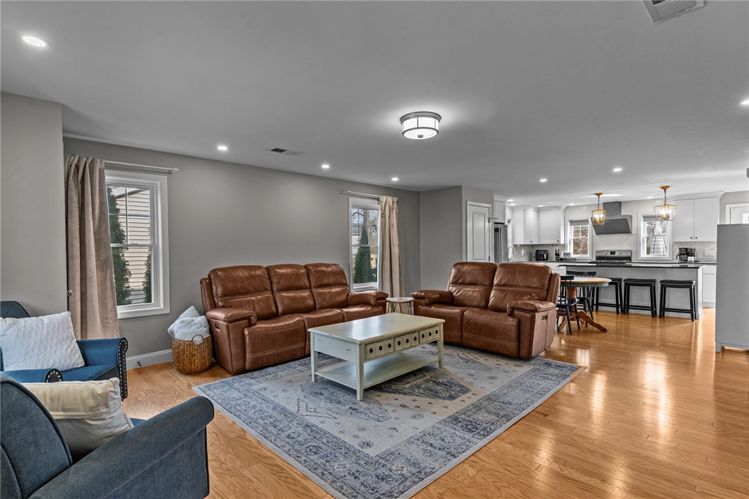 Warwick, Rhode Island 02889, United States, 3 Bedrooms Bedrooms, ,3 BathroomsBathrooms,Residential,Active,100040