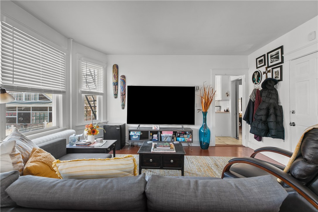 Newport, Rhode Island 02840, United States, 2 Bedrooms Bedrooms, ,1 BathroomBathrooms,Residential,Pending,13747