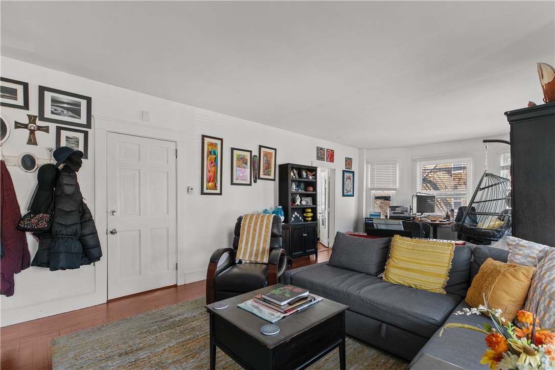 Newport, Rhode Island 02840, United States, 2 Bedrooms Bedrooms, ,1 BathroomBathrooms,Residential,Pending,13747