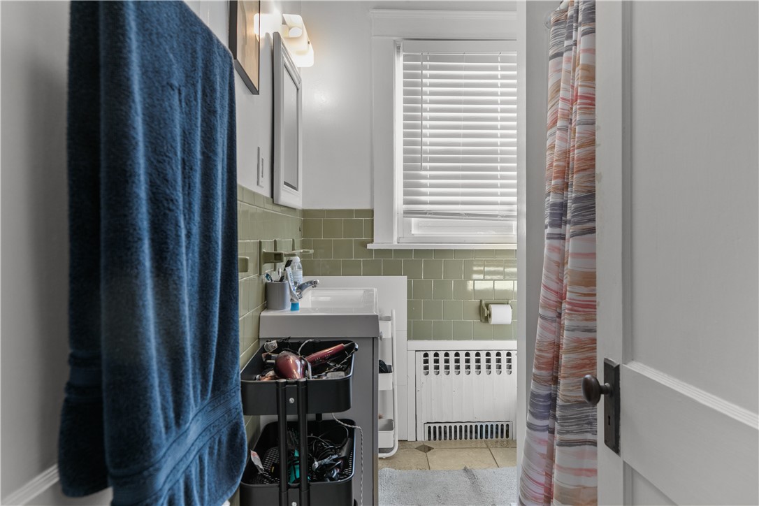 Newport, Rhode Island 02840, United States, 2 Bedrooms Bedrooms, ,1 BathroomBathrooms,Residential,Pending,13747