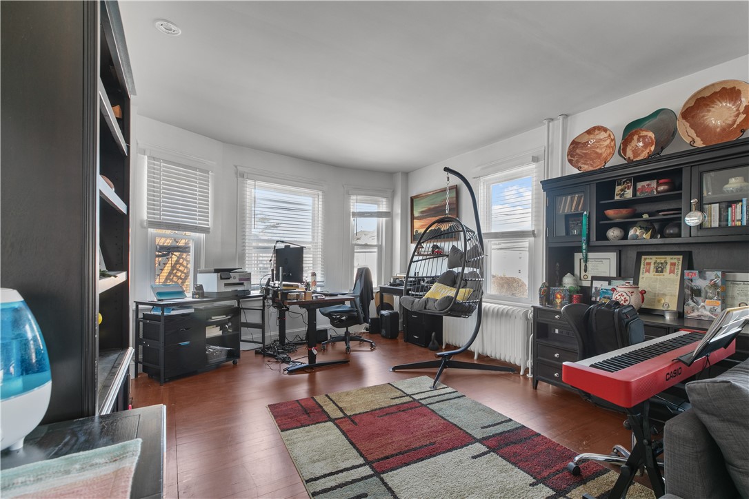 Newport, Rhode Island 02840, United States, 2 Bedrooms Bedrooms, ,1 BathroomBathrooms,Residential,Pending,13747