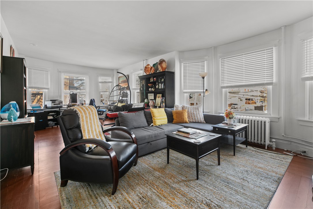 Newport, Rhode Island 02840, United States, 2 Bedrooms Bedrooms, ,1 BathroomBathrooms,Residential,Pending,13747