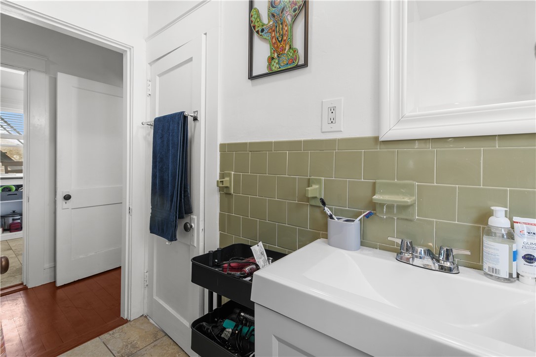 Newport, Rhode Island 02840, United States, 2 Bedrooms Bedrooms, ,1 BathroomBathrooms,Residential,Pending,13747