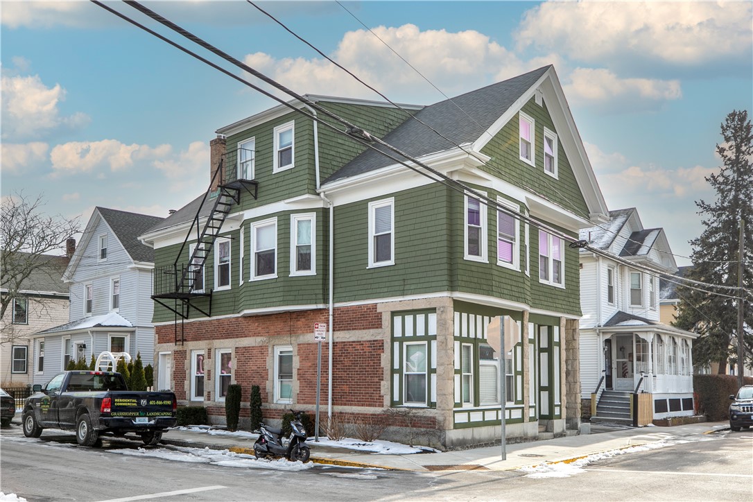 Newport, Rhode Island 02840, United States, 2 Bedrooms Bedrooms, ,1 BathroomBathrooms,Residential,Pending,13747