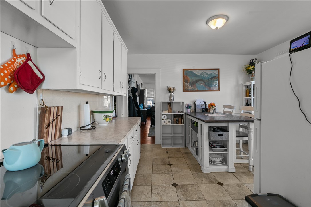 Newport, Rhode Island 02840, United States, 2 Bedrooms Bedrooms, ,1 BathroomBathrooms,Residential,Pending,13747