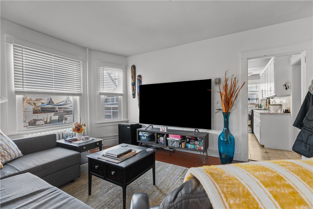 Newport, Rhode Island 02840, United States, 2 Bedrooms Bedrooms, ,1 BathroomBathrooms,Residential,Pending,13747