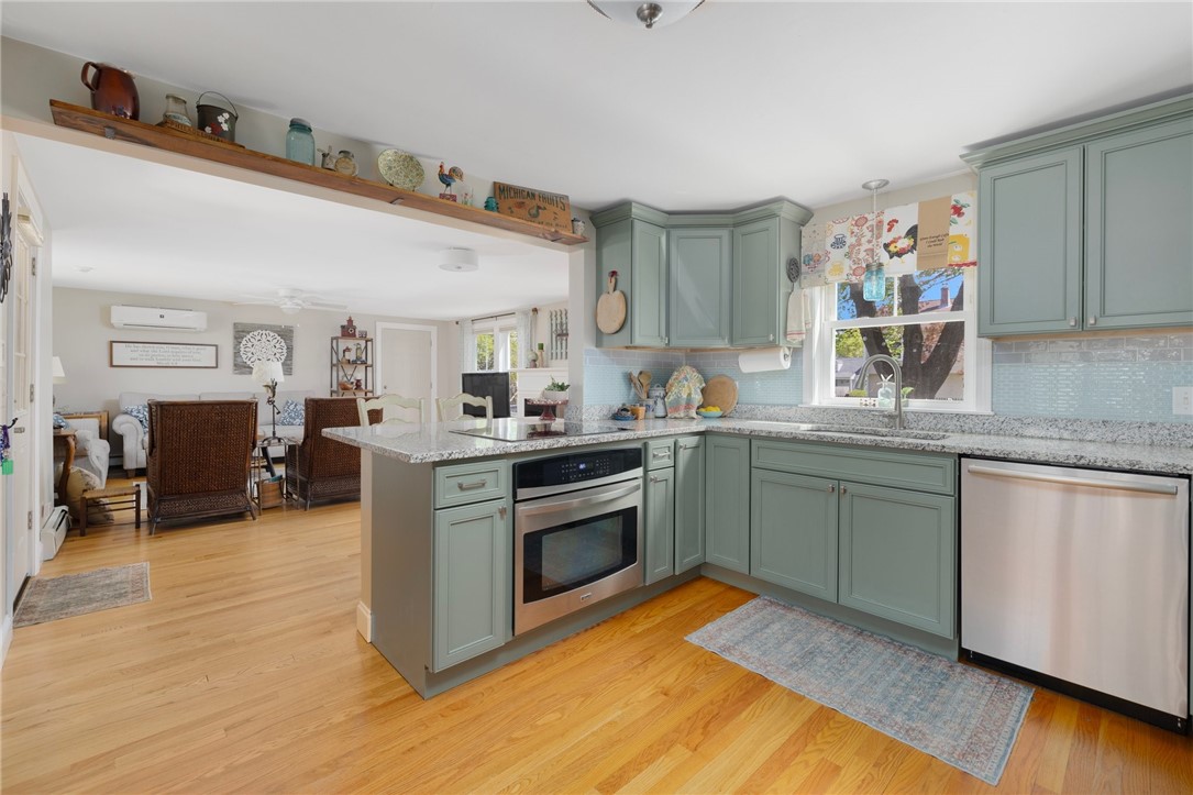 Warwick, Rhode Island 02818, United States, 3 Bedrooms Bedrooms, ,3 BathroomsBathrooms,Residential,Pending,120918