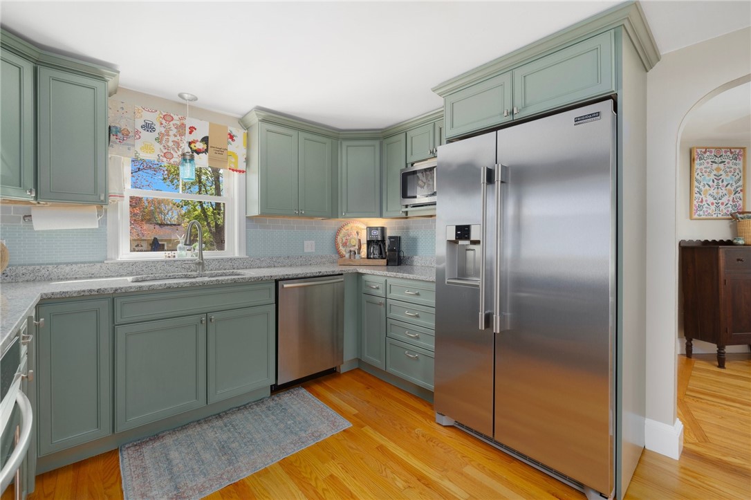 Warwick, Rhode Island 02818, United States, 3 Bedrooms Bedrooms, ,3 BathroomsBathrooms,Residential,Pending,120918