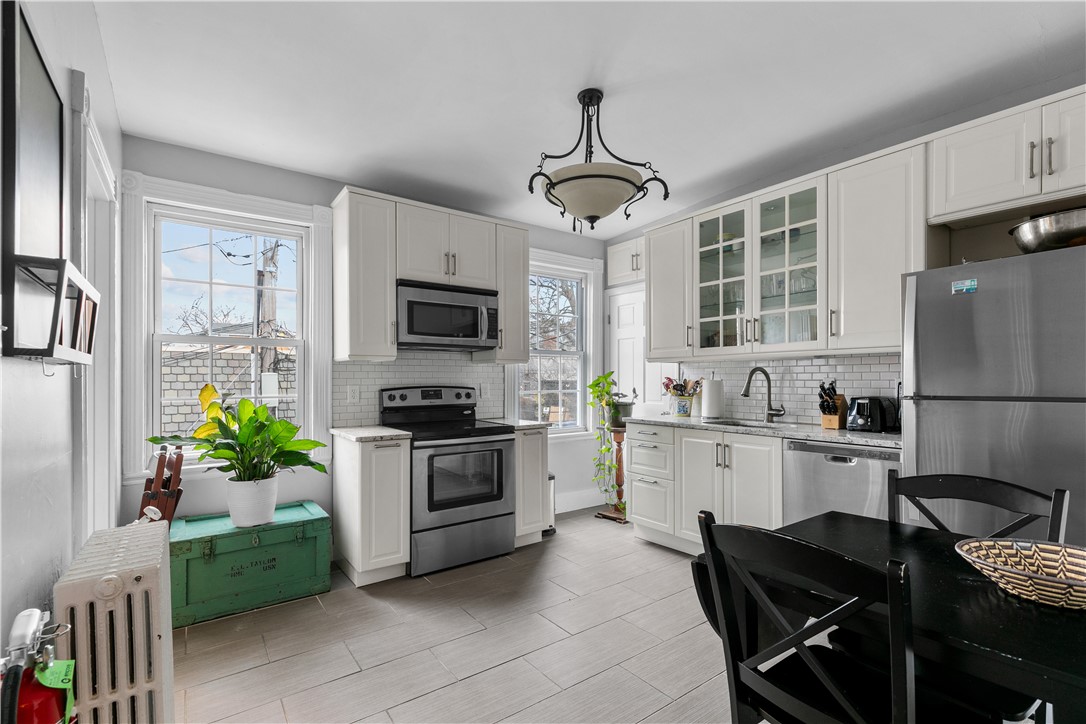 Newport, Rhode Island 02840, United States, 3 Bedrooms Bedrooms, ,1 BathroomBathrooms,Residential,Active,104521