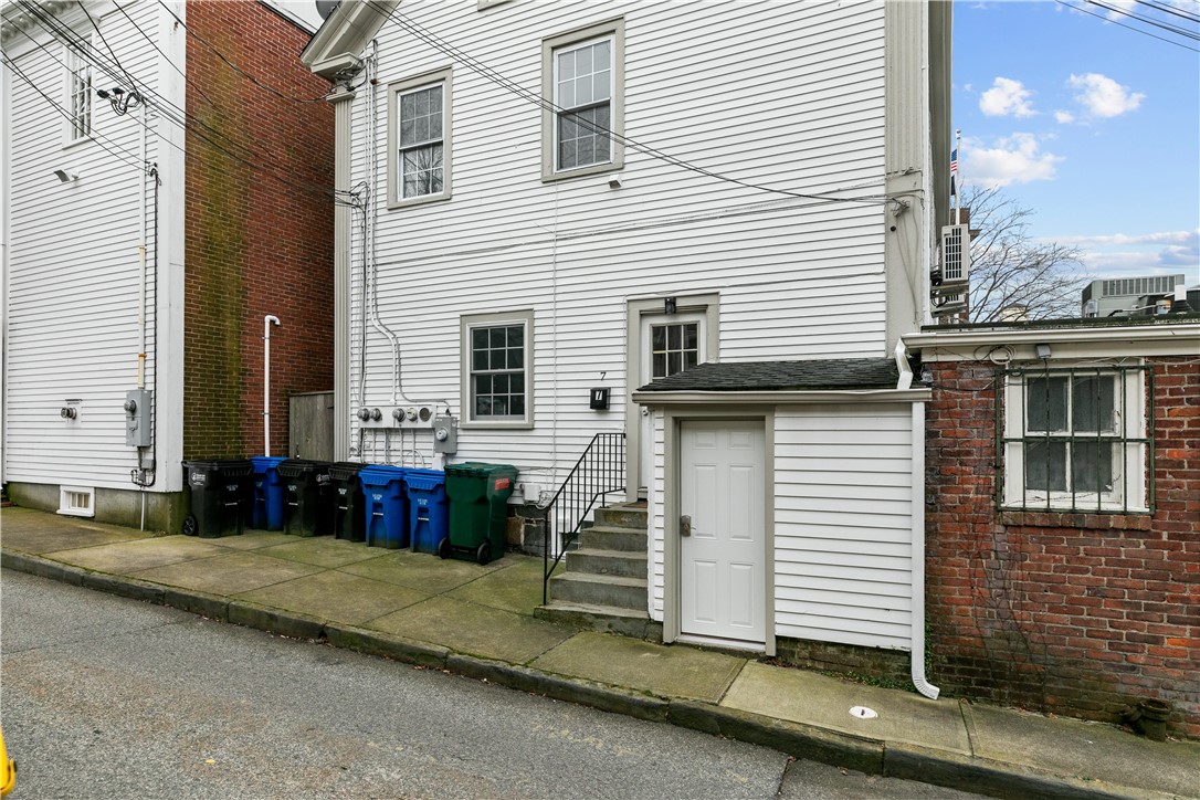 Newport, Rhode Island 02840, United States, 3 Bedrooms Bedrooms, ,1 BathroomBathrooms,Residential,Active,104521