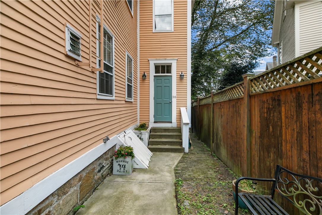 Newport, Rhode Island 02840, United States, 1 Bedroom Bedrooms, ,1 BathroomBathrooms,Residential,Active,207553