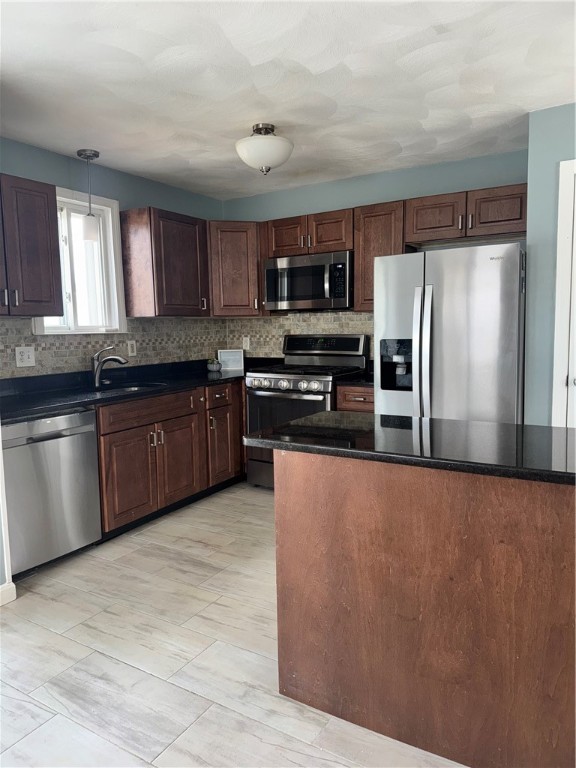 Warwick, Rhode Island 02886, United States, 3 Bedrooms Bedrooms, ,2 BathroomsBathrooms,Residential,Pending,186040