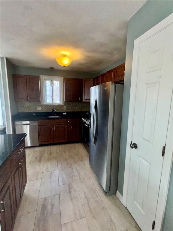 Warwick, Rhode Island 02886, United States, 3 Bedrooms Bedrooms, ,2 BathroomsBathrooms,Residential,Pending,186040