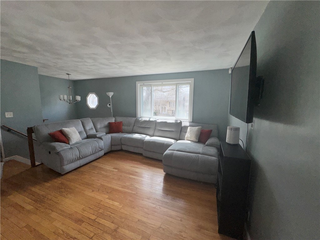 Warwick, Rhode Island 02886, United States, 3 Bedrooms Bedrooms, ,2 BathroomsBathrooms,Residential,Pending,186040