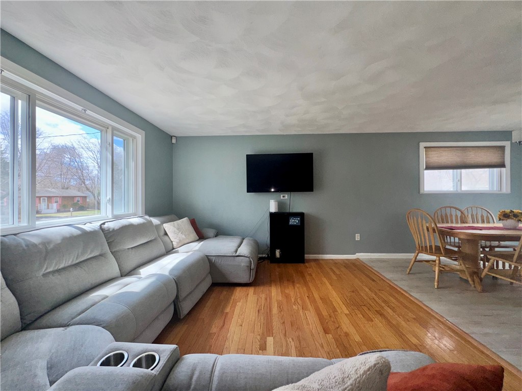 Warwick, Rhode Island 02886, United States, 3 Bedrooms Bedrooms, ,2 BathroomsBathrooms,Residential,Pending,186040