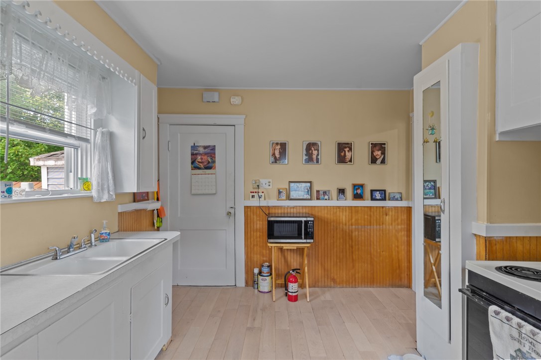 Warwick, Rhode Island 02888, United States, 2 Bedrooms Bedrooms, ,1 BathroomBathrooms,Residential,Active,125724