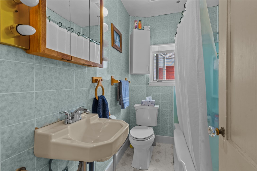 Warwick, Rhode Island 02888, United States, 2 Bedrooms Bedrooms, ,1 BathroomBathrooms,Residential,Active,125724