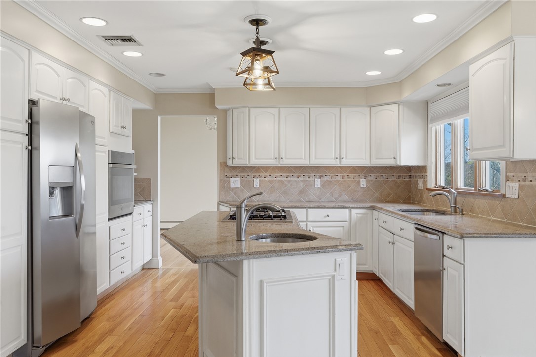 Lincoln, Rhode Island, 02865, United States, 5 Bedrooms Bedrooms, ,4 BathroomsBathrooms,Residential,Active,2038215