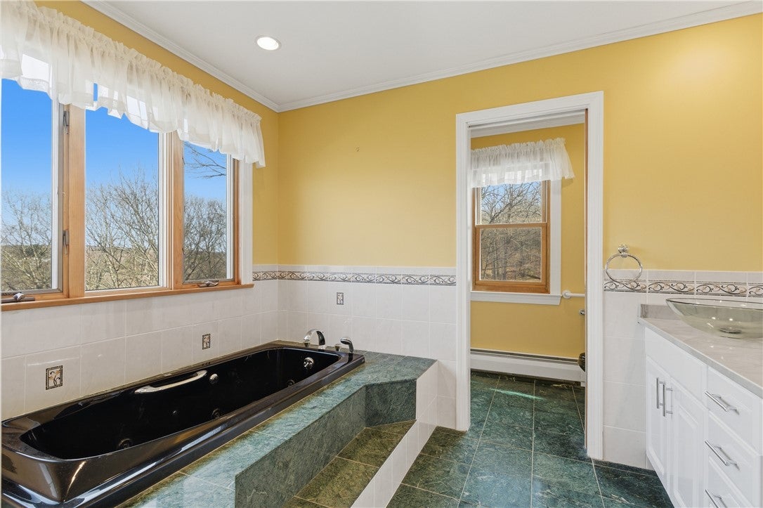 Lincoln, Rhode Island, 02865, United States, 5 Bedrooms Bedrooms, ,4 BathroomsBathrooms,Residential,Active,2038215