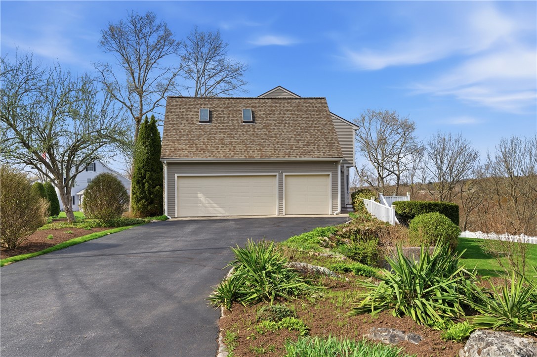 Lincoln, Rhode Island, 02865, United States, 5 Bedrooms Bedrooms, ,4 BathroomsBathrooms,Residential,Active,2038215