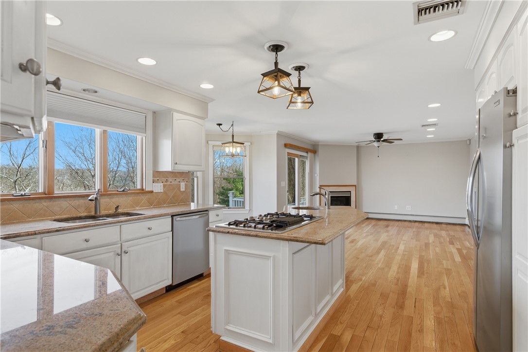 Lincoln, Rhode Island, 02865, United States, 5 Bedrooms Bedrooms, ,4 BathroomsBathrooms,Residential,Active,2038215