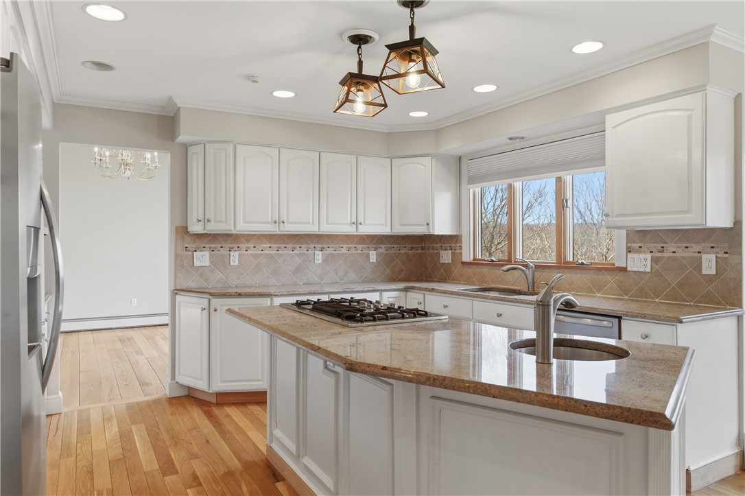 Lincoln, Rhode Island, 02865, United States, 5 Bedrooms Bedrooms, ,4 BathroomsBathrooms,Residential,Active,2038215