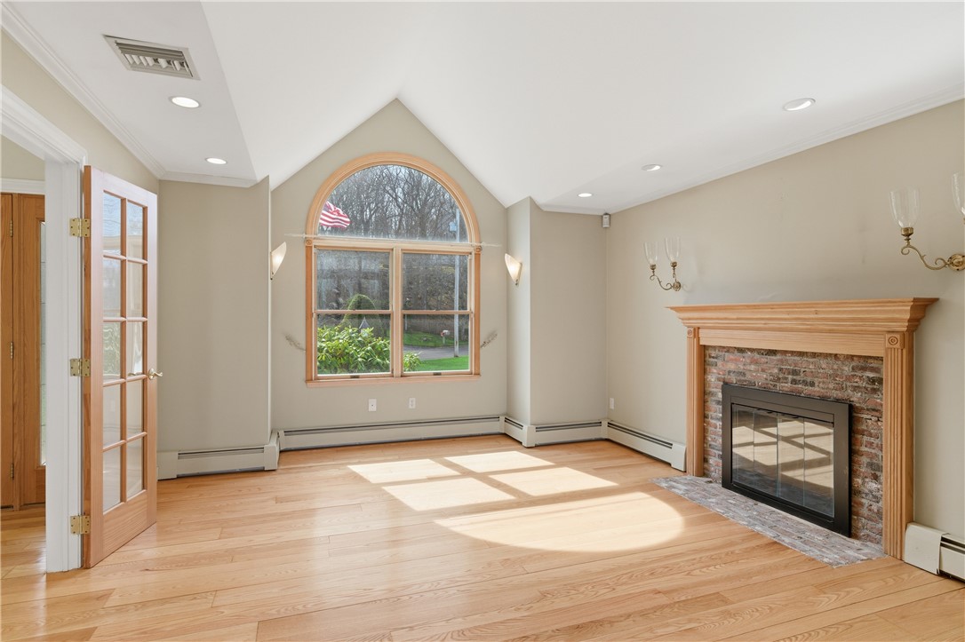 Lincoln, Rhode Island, 02865, United States, 5 Bedrooms Bedrooms, ,4 BathroomsBathrooms,Residential,Active,2038215
