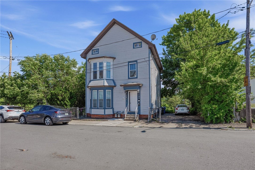 913 Social Street