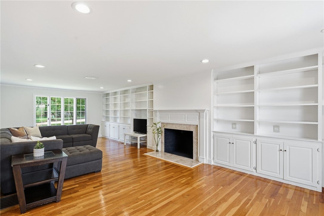 60 Fox Run, East Greenwich, RI, 02818, USA, 5 Bedrooms Bedrooms, ,4 BathroomsBathrooms,Residential,Active,60 Fox Run,1419373