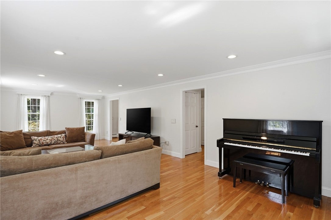 60 Fox Run, East Greenwich, RI, 02818, USA, 5 Bedrooms Bedrooms, ,4 BathroomsBathrooms,Residential,Active,60 Fox Run,1419373