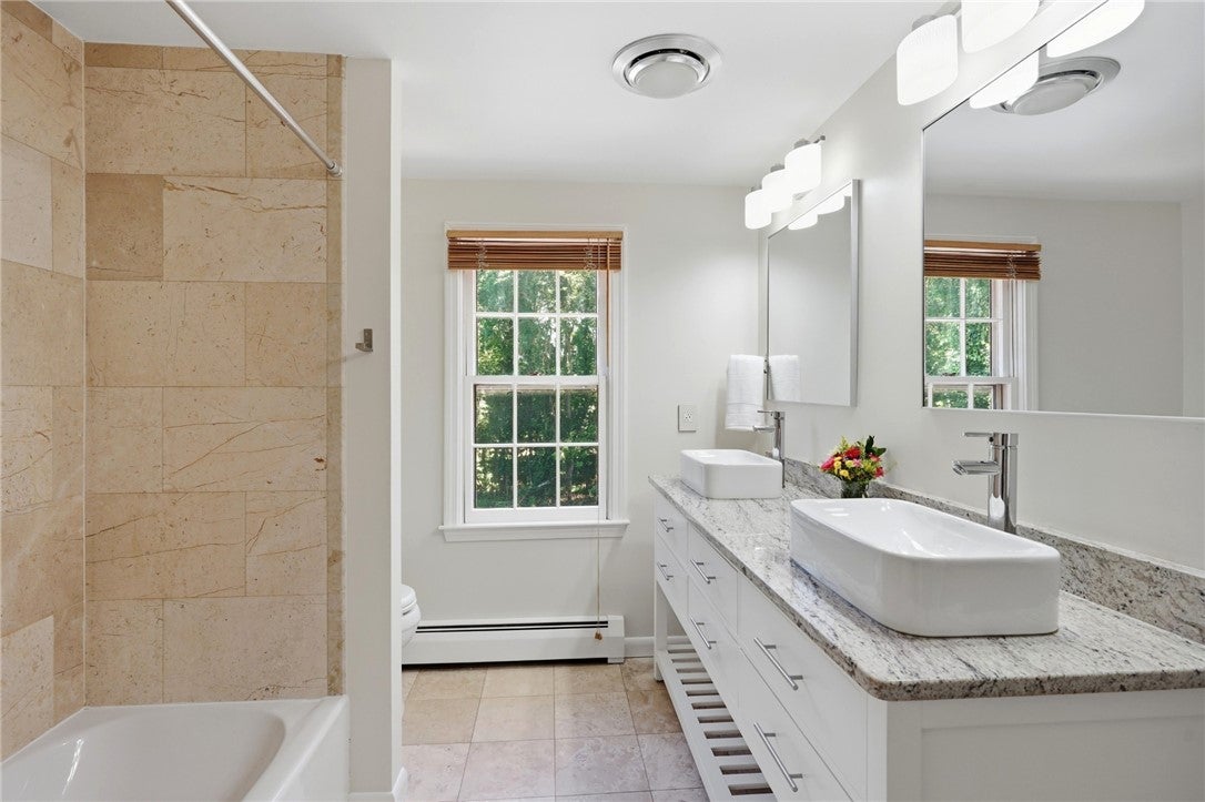 60 Fox Run, East Greenwich, RI, 02818, USA, 5 Bedrooms Bedrooms, ,4 BathroomsBathrooms,Residential,Active,60 Fox Run,1419373
