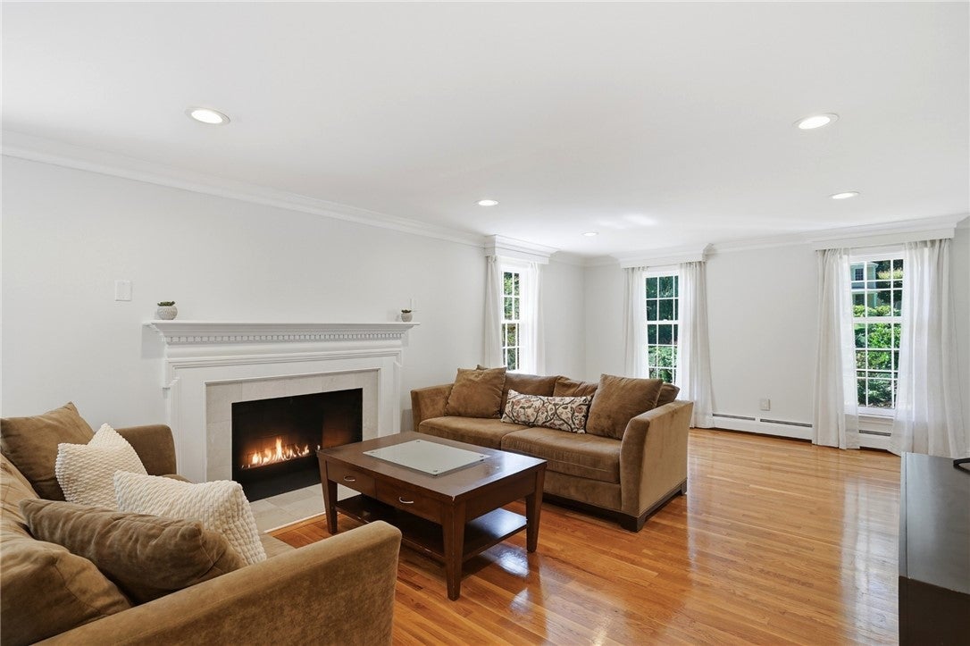 60 Fox Run, East Greenwich, RI, 02818, USA, 5 Bedrooms Bedrooms, ,4 BathroomsBathrooms,Residential,Active,60 Fox Run,1419373