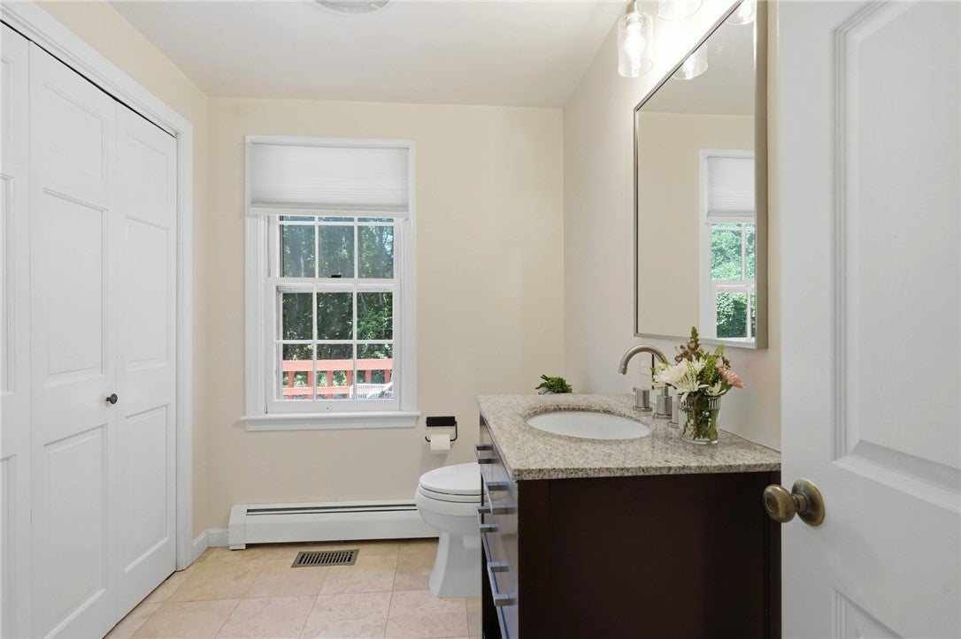 60 Fox Run, East Greenwich, RI, 02818, USA, 5 Bedrooms Bedrooms, ,4 BathroomsBathrooms,Residential,Active,60 Fox Run,1419373
