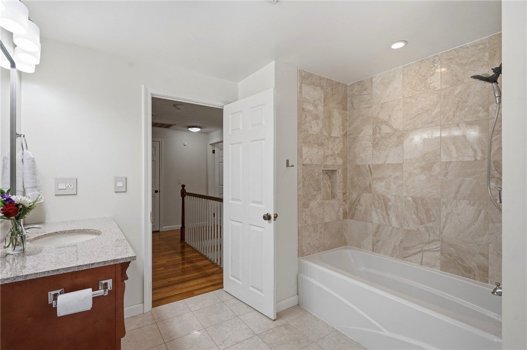 60 Fox Run, East Greenwich, RI, 02818, USA, 5 Bedrooms Bedrooms, ,4 BathroomsBathrooms,Residential,Active,60 Fox Run,1419373