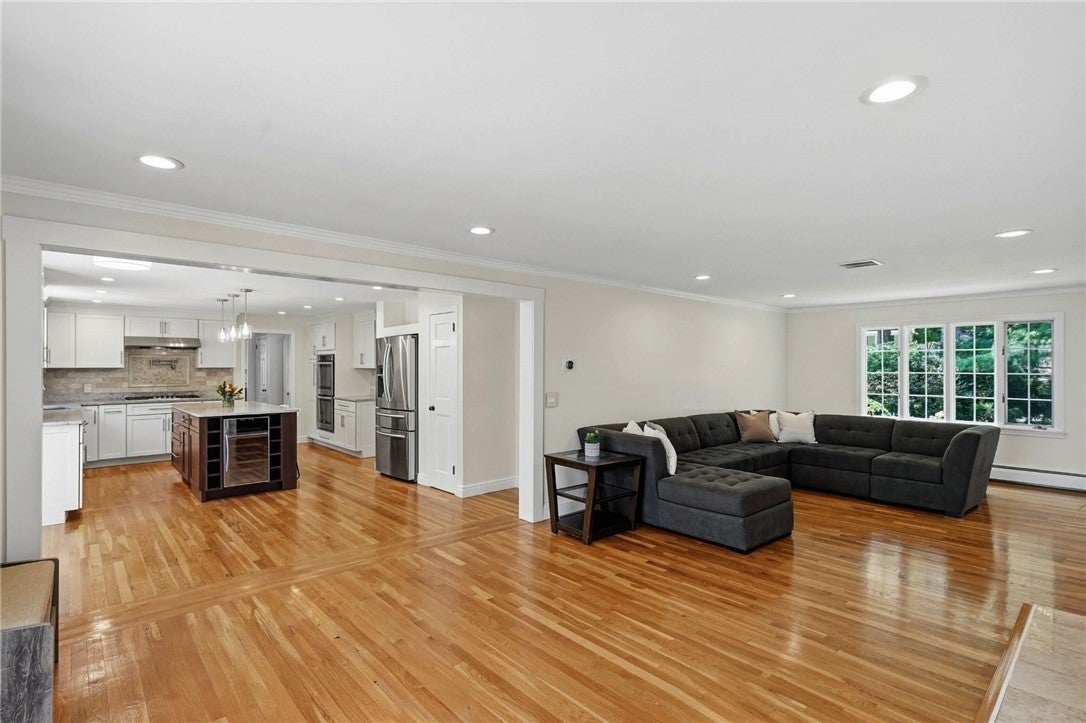 60 Fox Run, East Greenwich, RI, 02818, USA, 5 Bedrooms Bedrooms, ,4 BathroomsBathrooms,Residential,Active,60 Fox Run,1419373