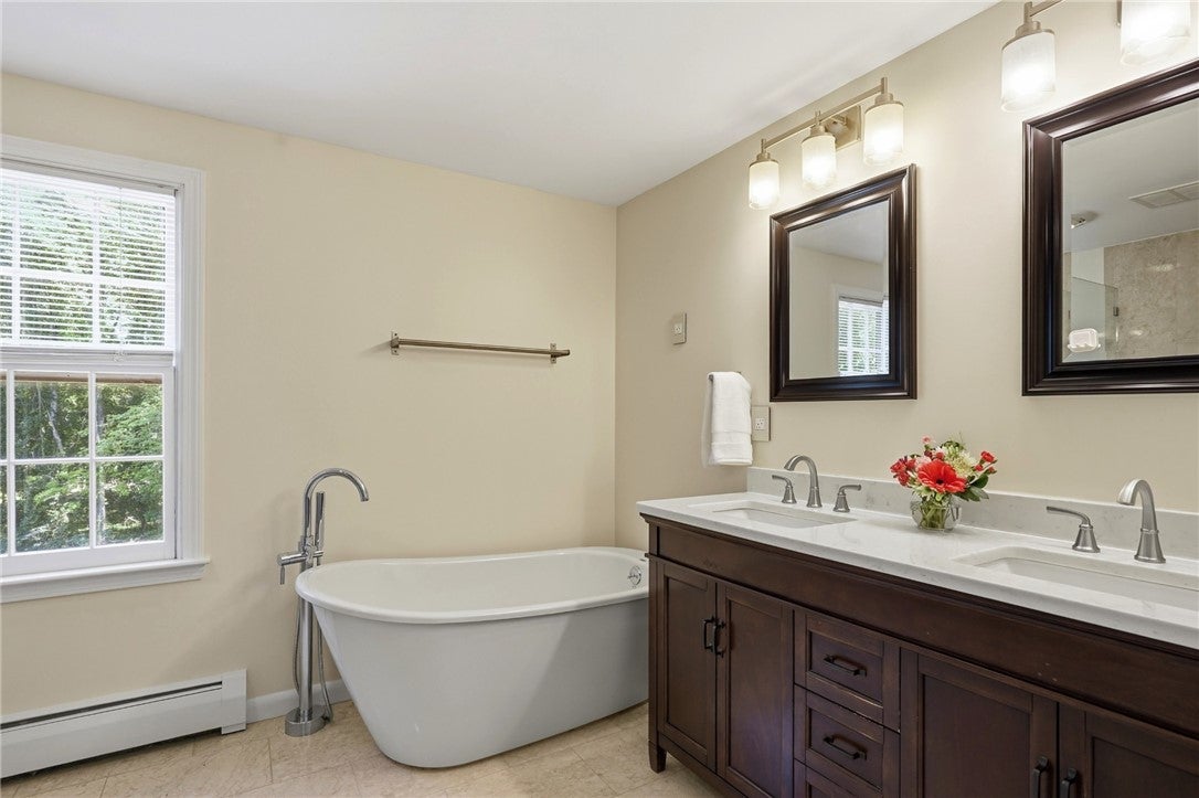 60 Fox Run, East Greenwich, RI, 02818, USA, 5 Bedrooms Bedrooms, ,4 BathroomsBathrooms,Residential,Active,60 Fox Run,1419373