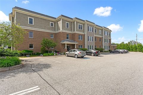 Condominium in East Providence RI 600 N Broadway St.jpg