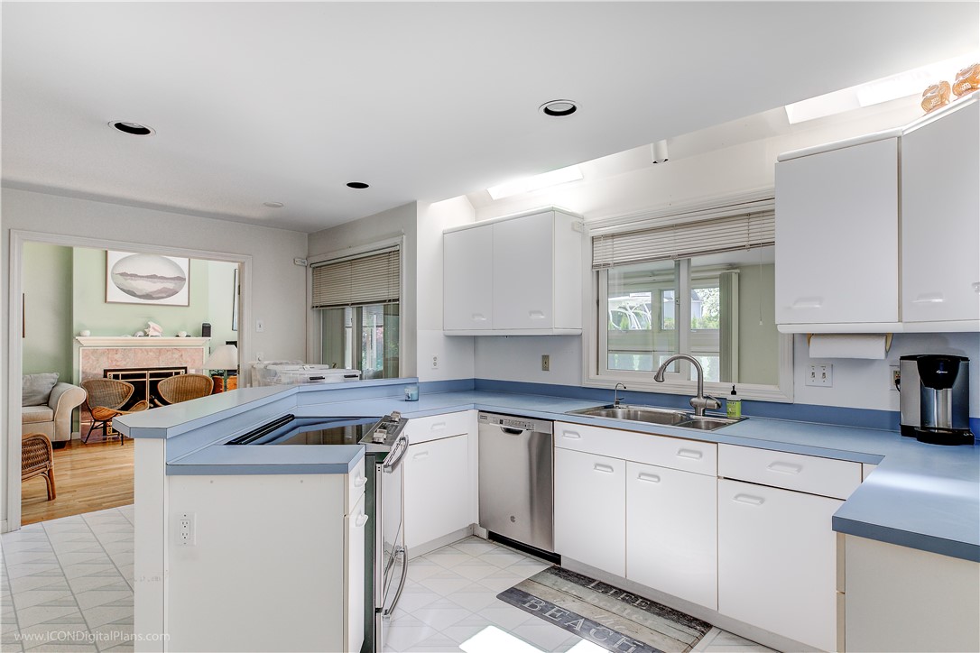 Newport, Rhode Island 02840, United States, 3 Bedrooms Bedrooms, ,3 BathroomsBathrooms,Residential,Active,171623