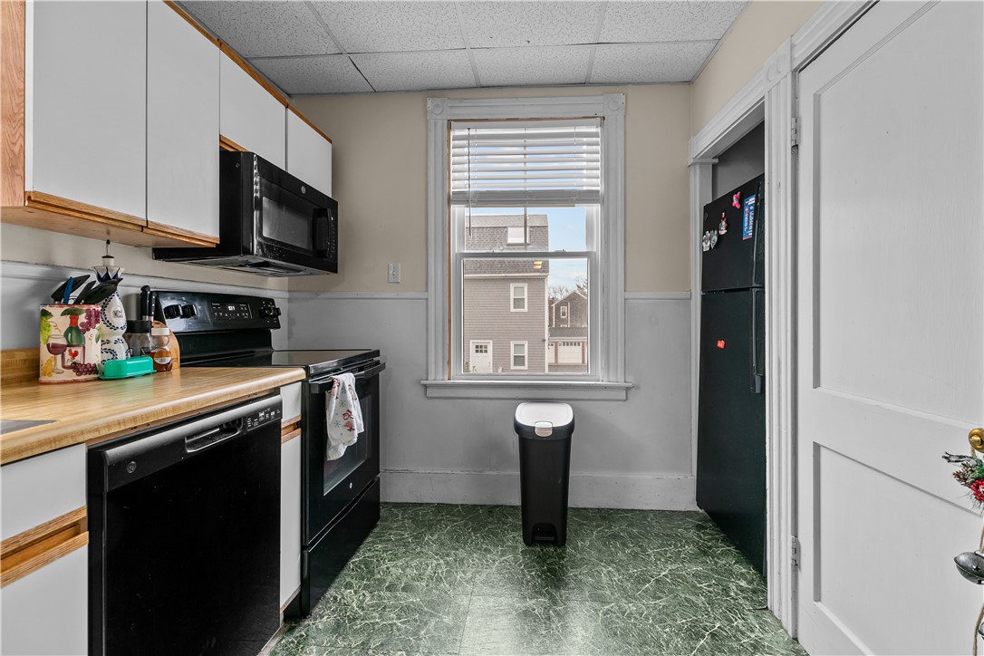 Newport, Rhode Island 02840, United States, 3 Bedrooms Bedrooms, ,1 BathroomBathrooms,Residential,Active,208458