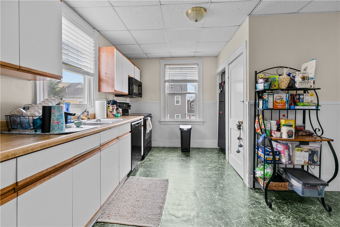 Newport, Rhode Island 02840, United States, 3 Bedrooms Bedrooms, ,1 BathroomBathrooms,Residential,Active,208458