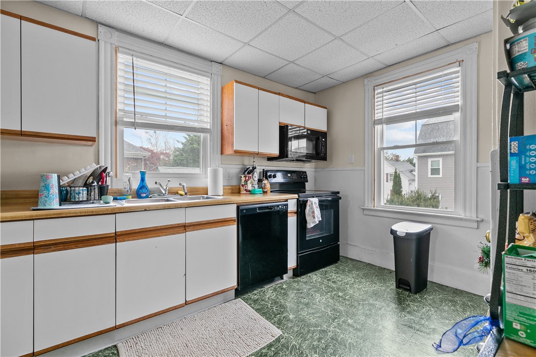 Newport, Rhode Island 02840, United States, 3 Bedrooms Bedrooms, ,1 BathroomBathrooms,Residential,Active,208458