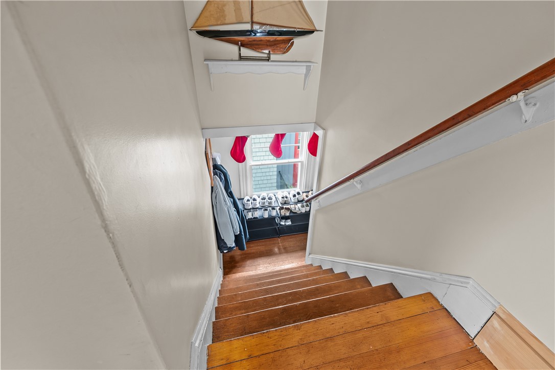 Newport, Rhode Island 02840, United States, 3 Bedrooms Bedrooms, ,1 BathroomBathrooms,Residential,Active,208458