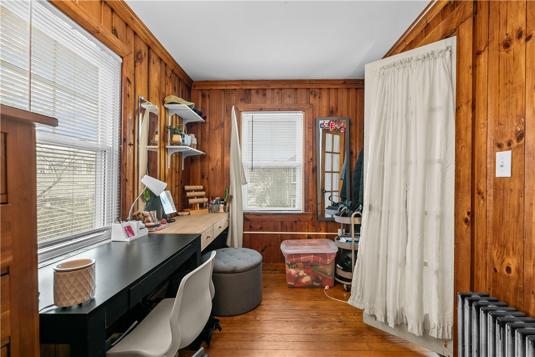 Newport, Rhode Island 02840, United States, 3 Bedrooms Bedrooms, ,1 BathroomBathrooms,Residential,Active,208458