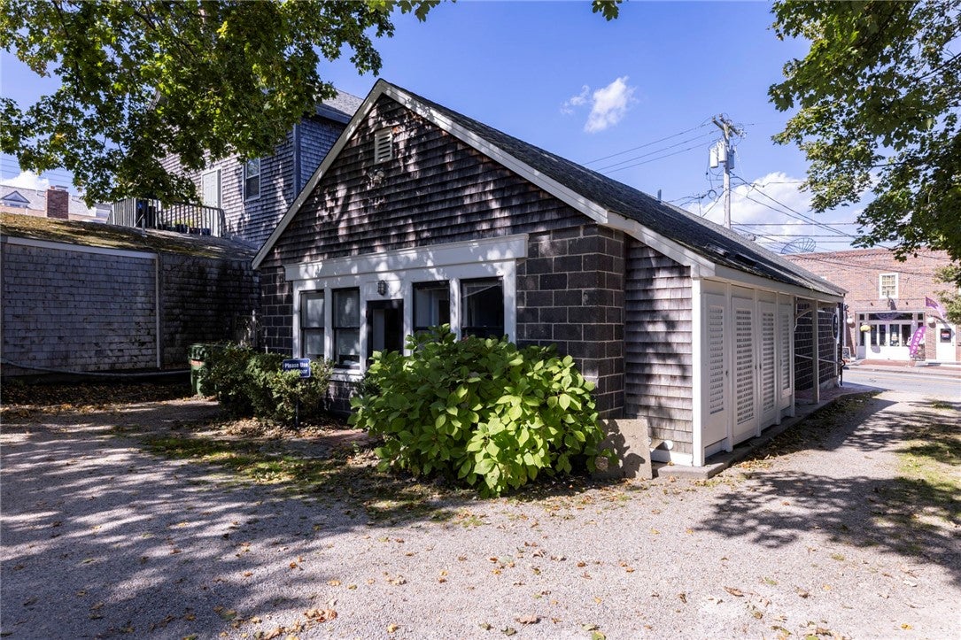 19 Narragansett Avenue