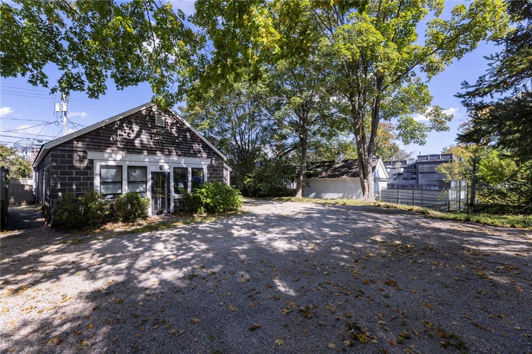 19 Narragansett Avenue