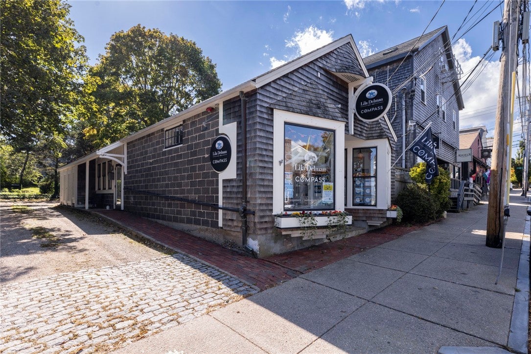 19 Narragansett Avenue