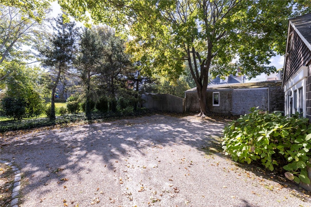 19 Narragansett Avenue